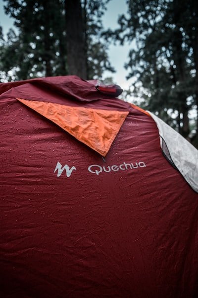 3 astuces pour plier facilement une tente Quechua